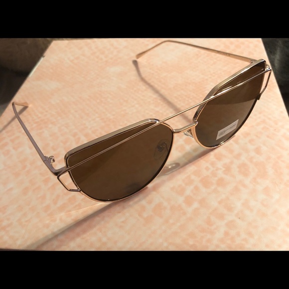 Gold and black sunglasses - Picture 3 of 3